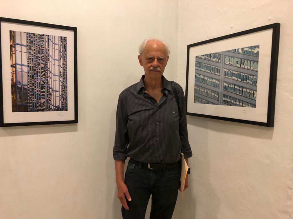 Raúl Rechtman en su exposición fotográfica "Reflejos".